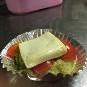 簡単♩アボカドトマトのトースターで作るチーズ焼